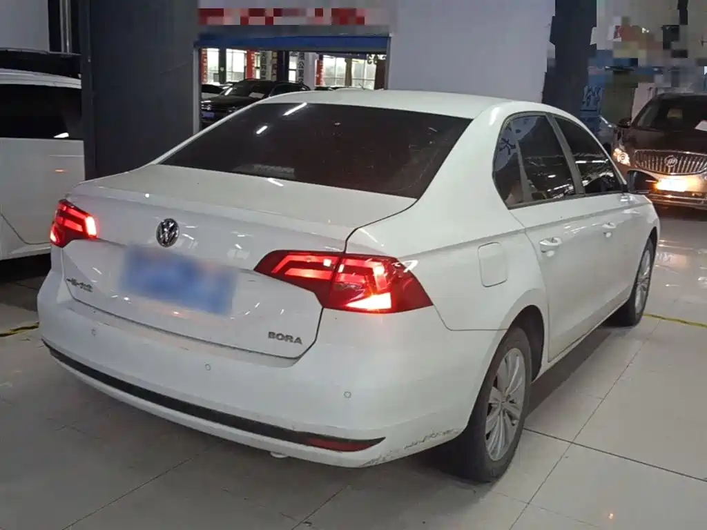 VOLKSWAGEN BORA