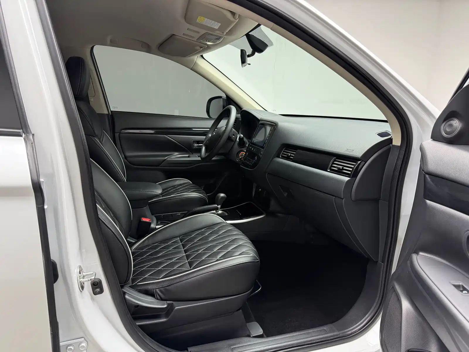 صورة 16 - Mitsubishi Outlander