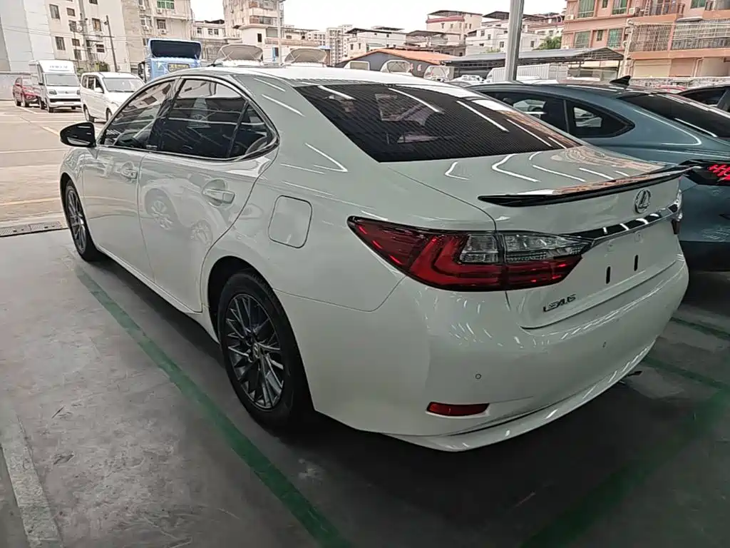 Фото 5 - Lexus ES