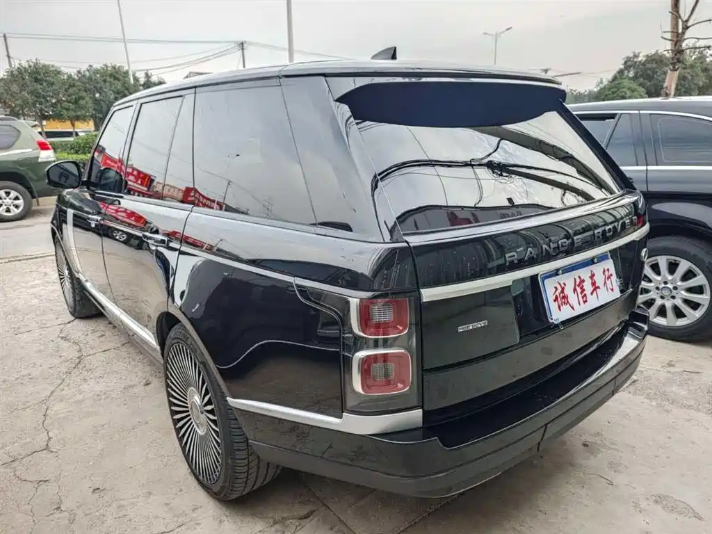 Land Rover Range Rover 2021 3.0 L6 Golden Age Edition фото 12
