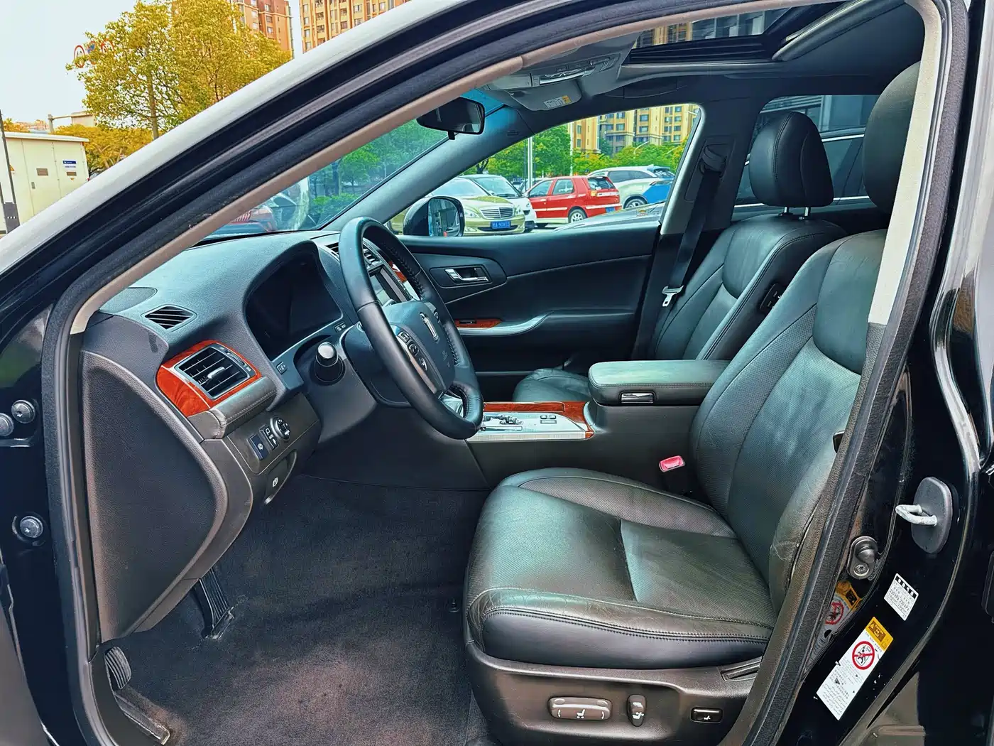 Toyota Crown 2012 2.5L Royal Leather Edition фото 4