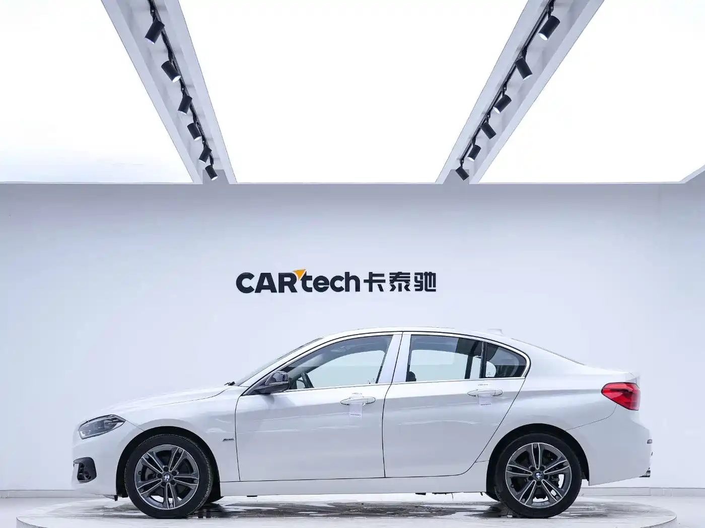 BMW 1 Series 2018 118i Sport Edition фото 4