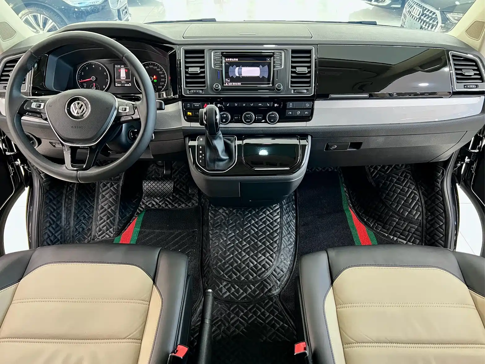 Фото 9 - Volkswagen Multivan