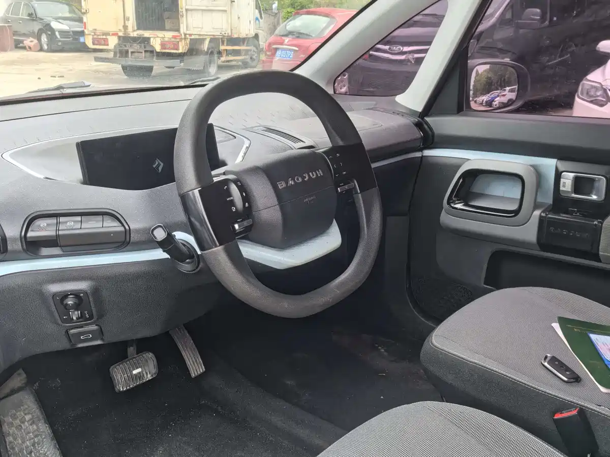 BAOJUN E300