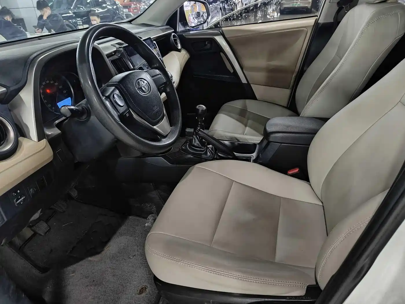 Toyota RAV4 Rongfang 2015 2.0L Manual 2WD Urban Edition фото 8