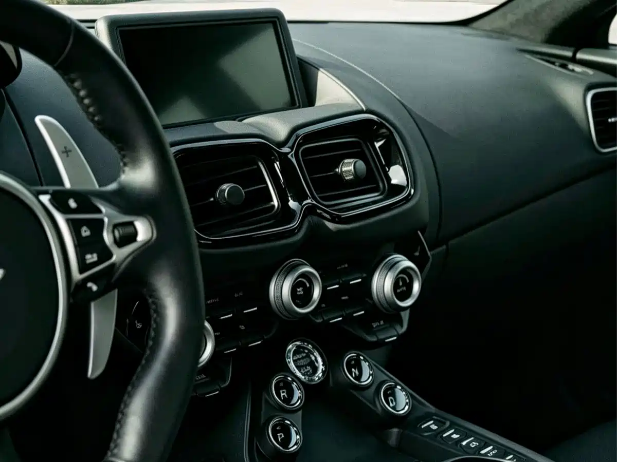 Aston Martin V8 Vantage 2021 2020 4.0T V8 Coupe