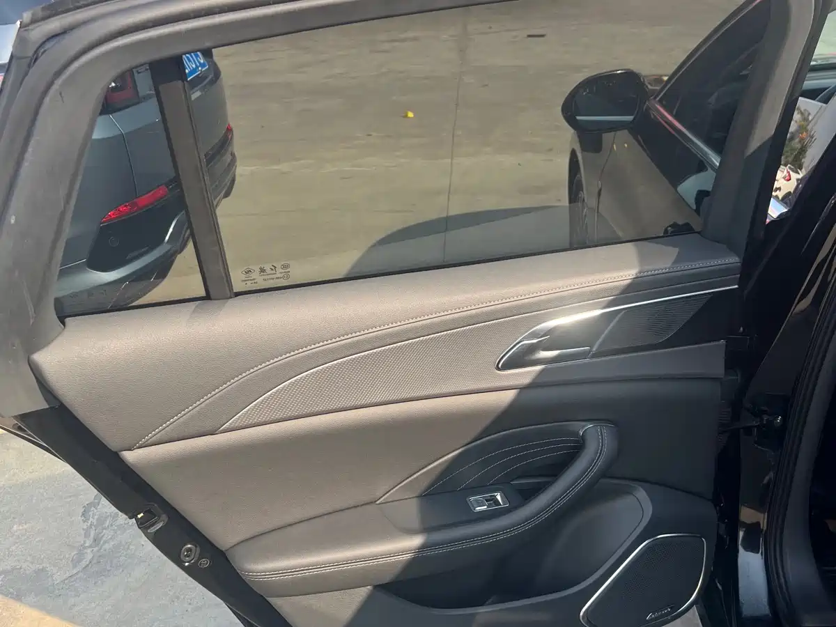 Hongqi H5 2024 2.0T Automatic Smart Connect Flag Leader Edition фото 12