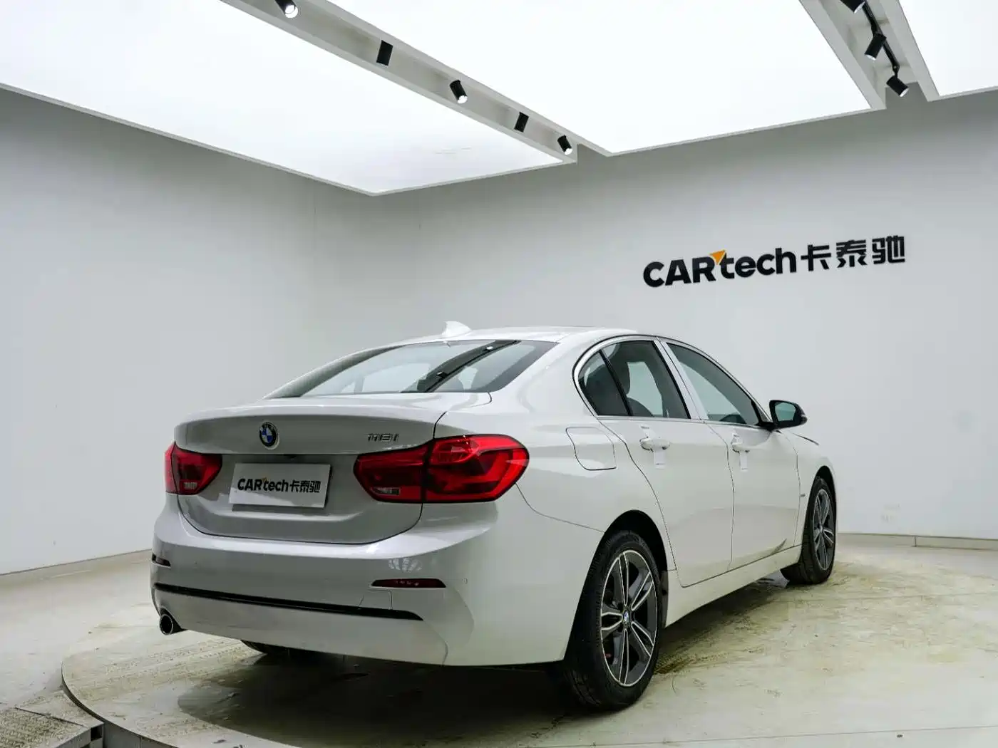 BMW 1 Series 2018 118i Sport Edition фото 18