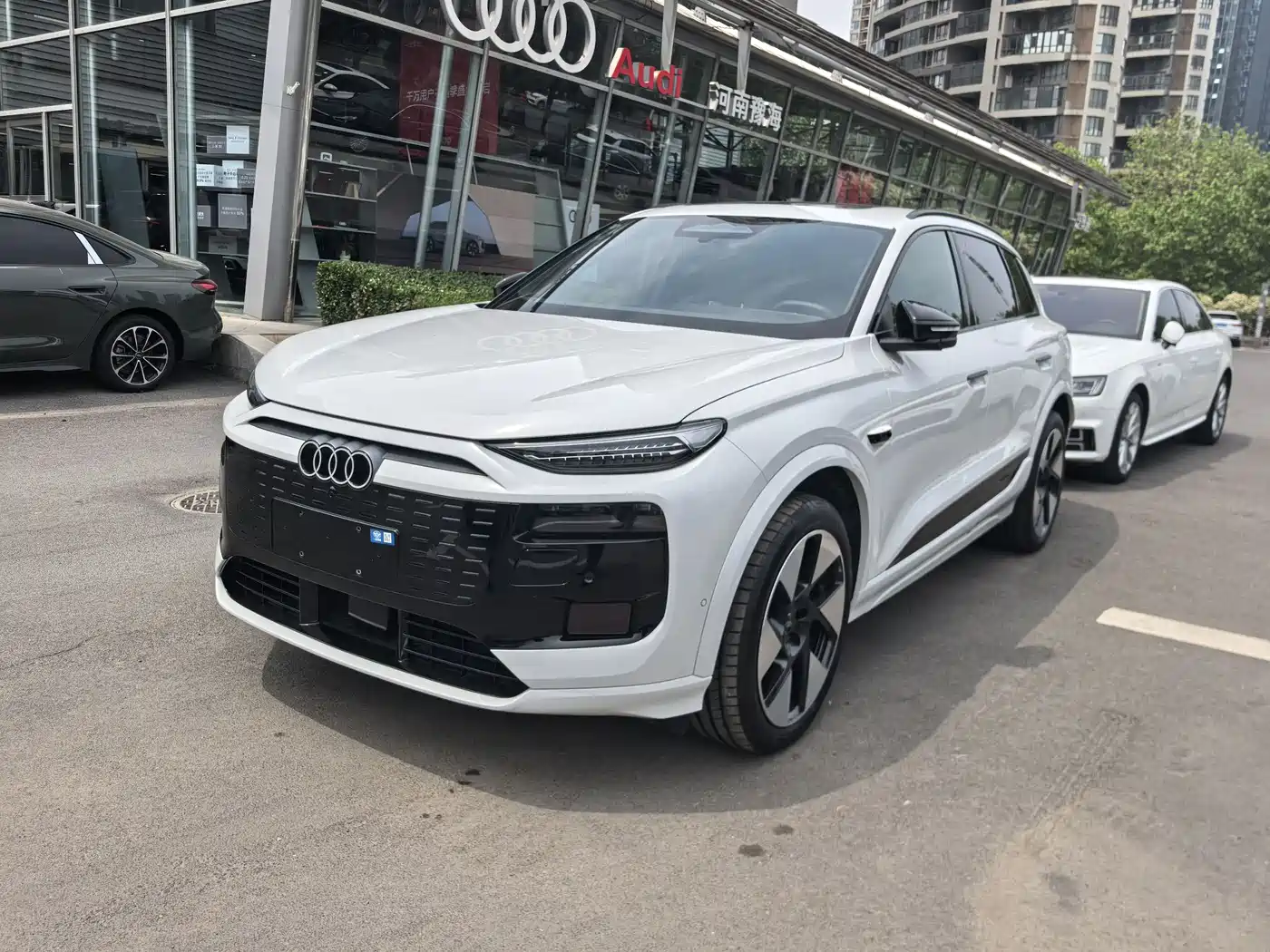 AUDI Q6L E TRON