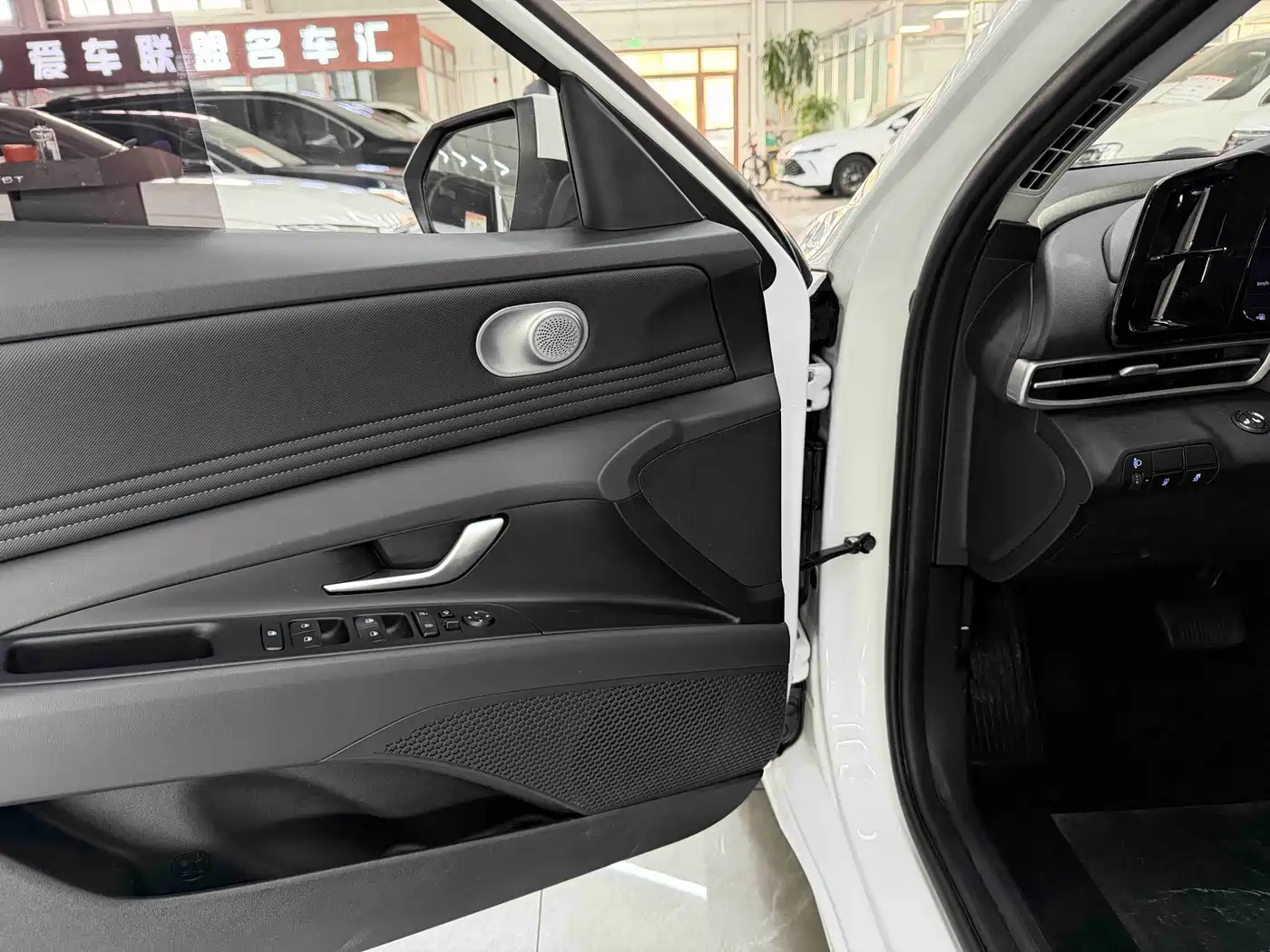 Hyundai Elantra 2023 1.5L CVT GLX Elite Edition фото 9