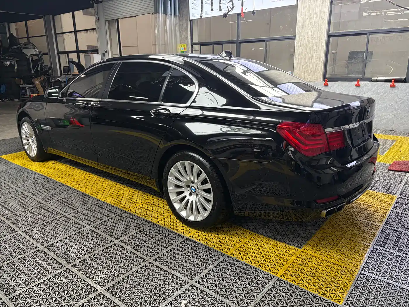 BMW 7 Series 2010 760Li фото 3