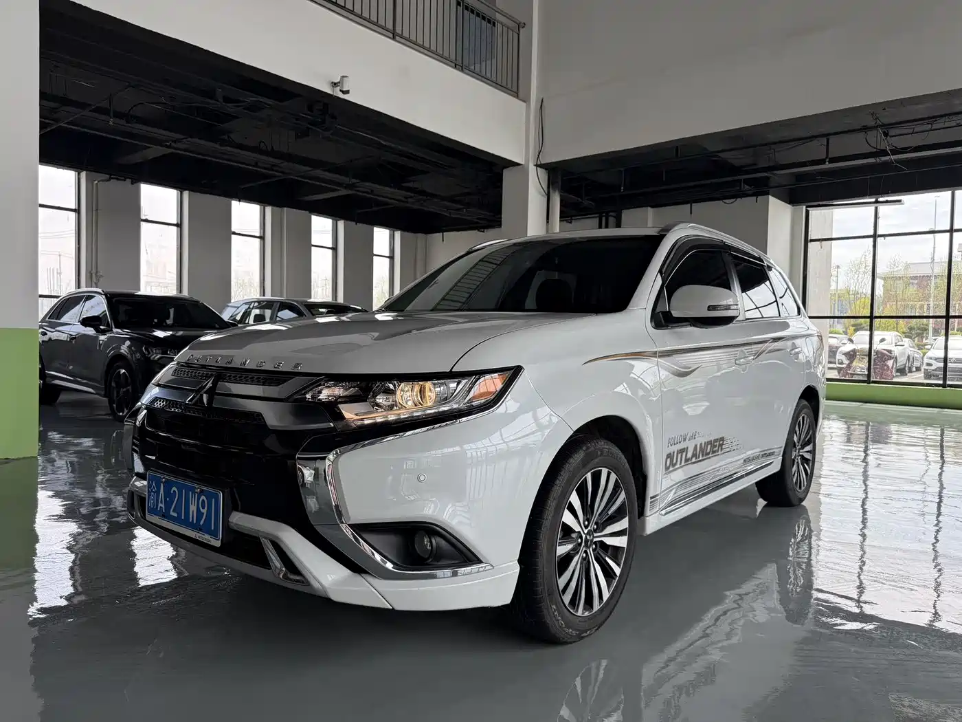MITSUBISHI OUTLANDER