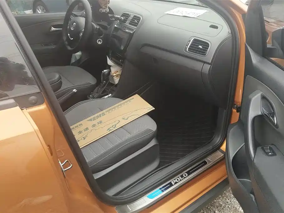 Volkswagen Polo 2016 1.6L Cross Polo Automatic фото 8