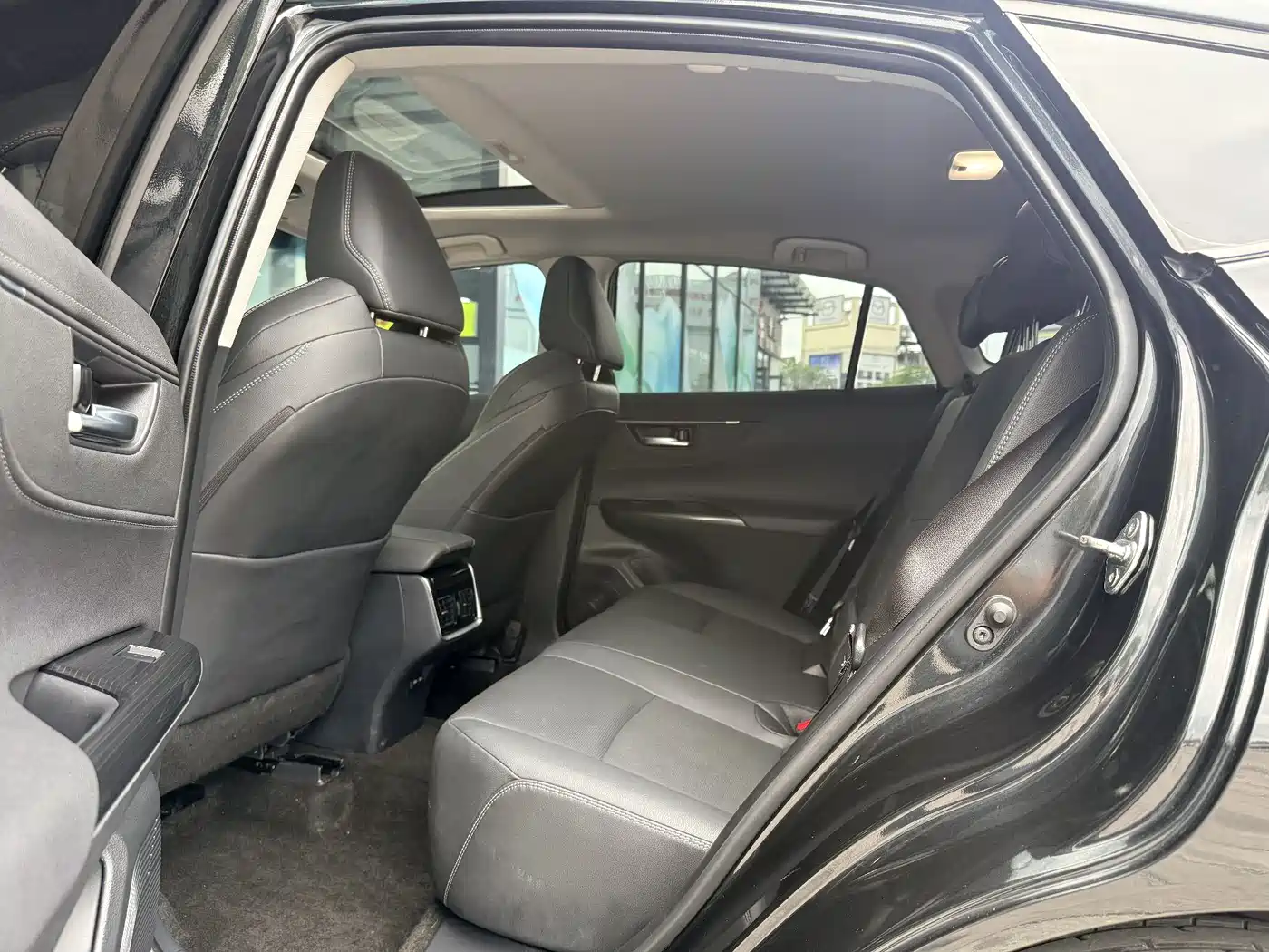 Toyota Venza 2023 2.0L CVT FWD Premium фото 6