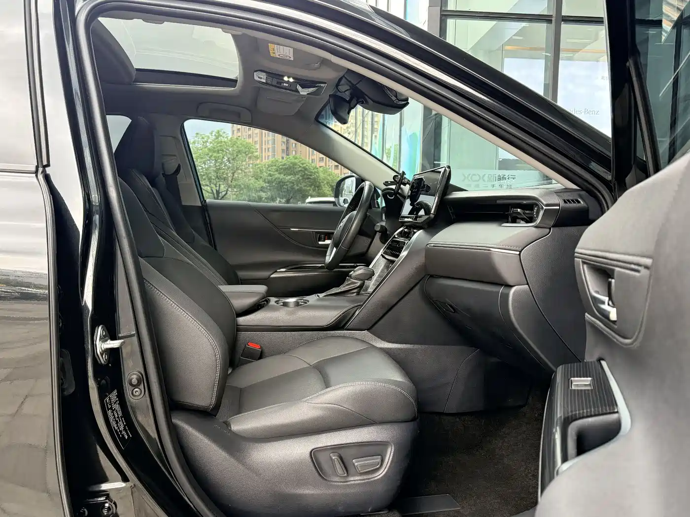 Toyota Venza 2023 2.0L CVT FWD Premium фото 8