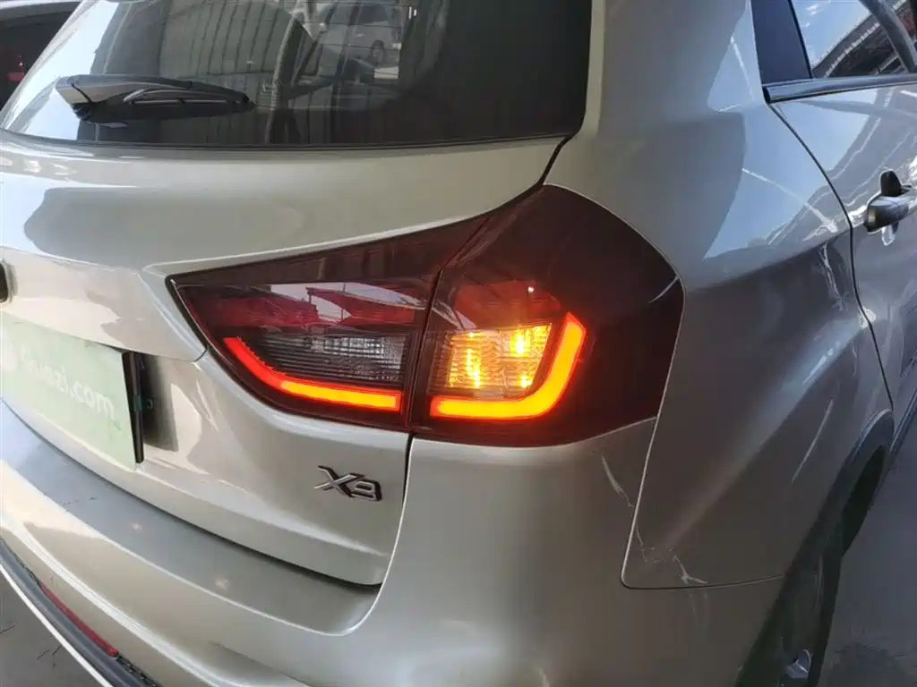 Фото 8 - Geely Vision X3