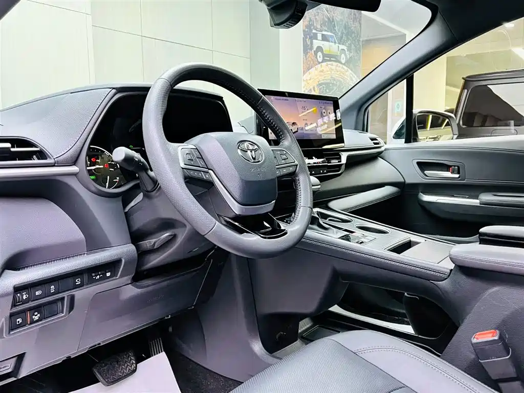 Toyota Sienna 2024 2.5L Hybrid 4WD Premium Edition фото 8