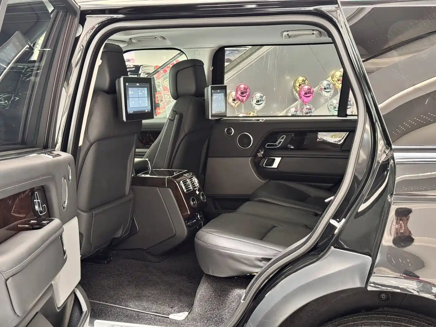 Land Rover Range Rover 2021 3.0 L6 Heritage Extended Classic Edition фото 15