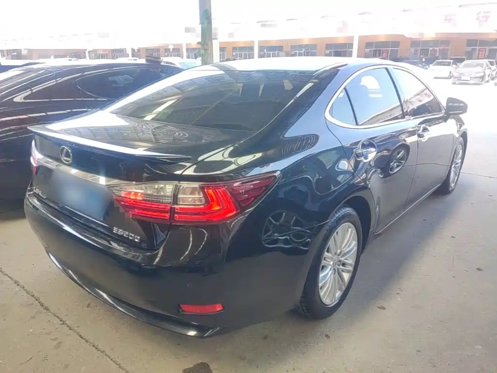 Фото 7 - Lexus ES