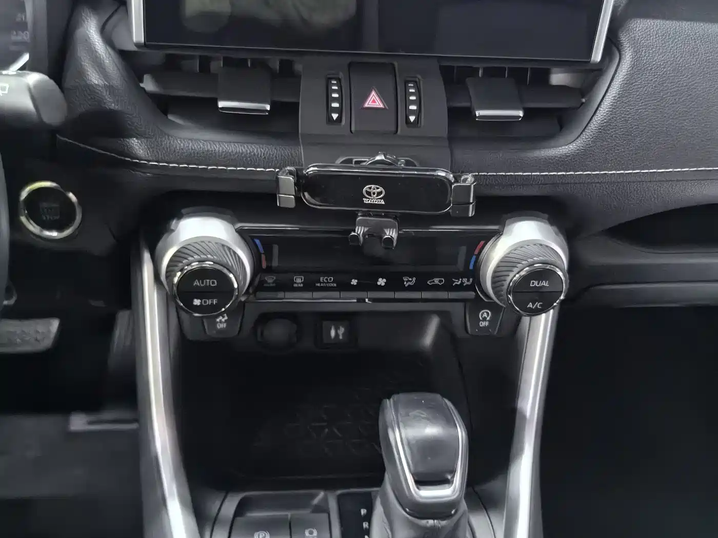 Toyota Wildlander 2022 2.0L CVT FWD Luxury Edition фото 10