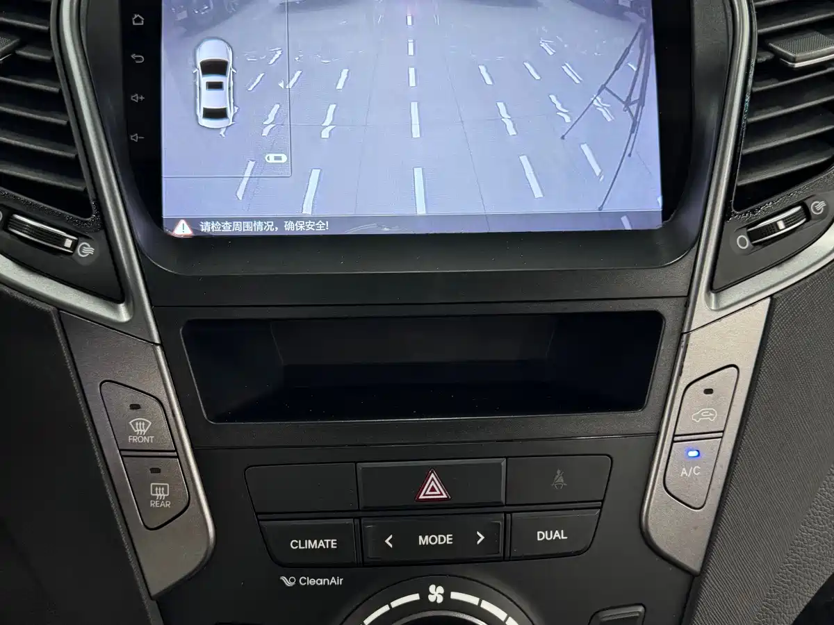 Photo 12 - Hyundai Santa Fe