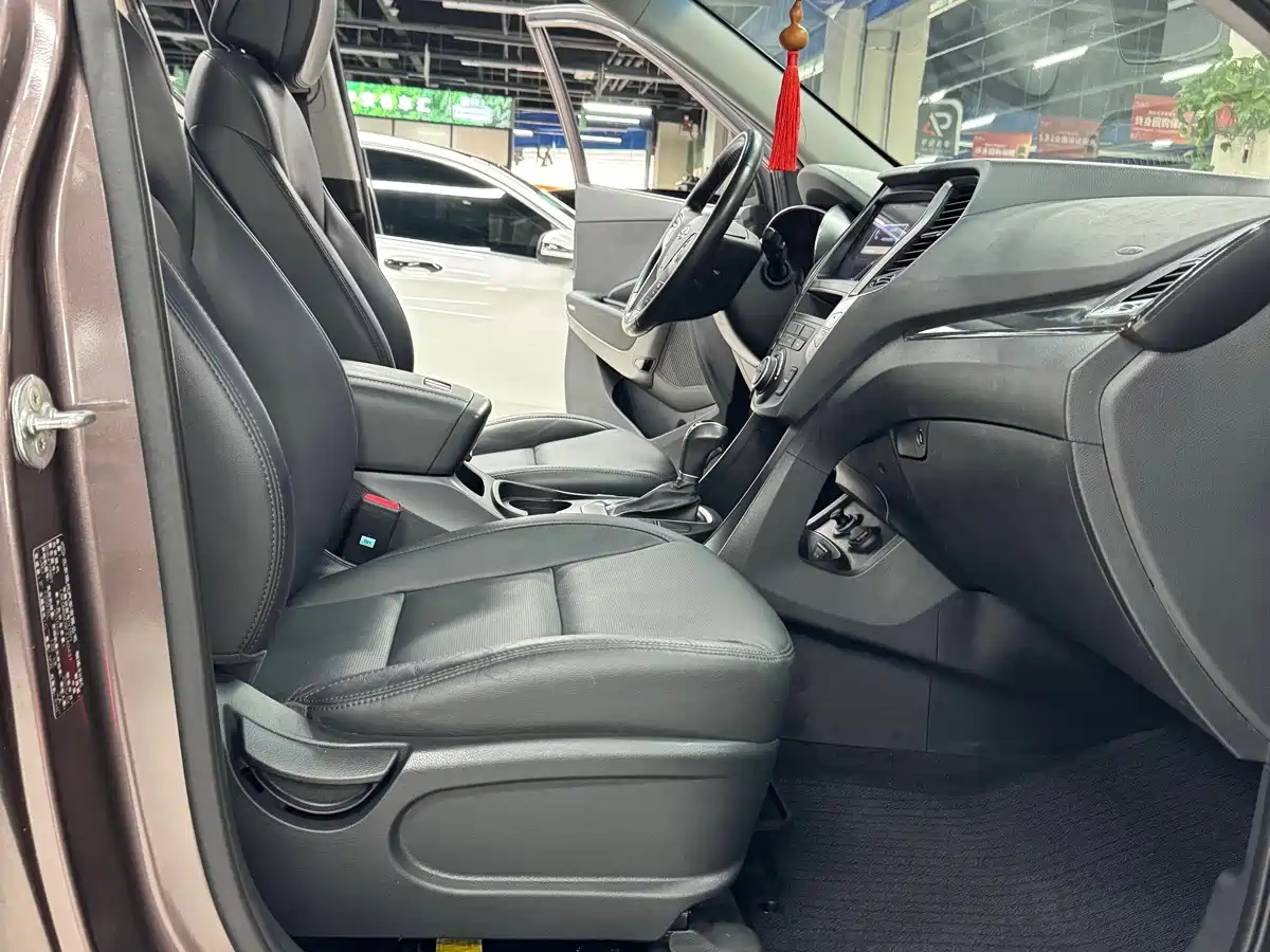 Photo 15 - Hyundai Santa Fe