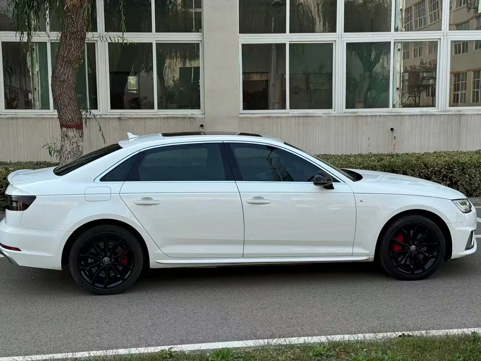 Фото 8 - Audi A4L
