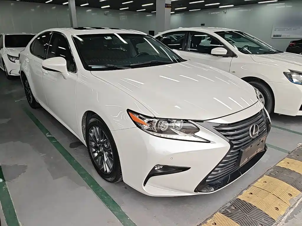 Фото 4 - Lexus ES