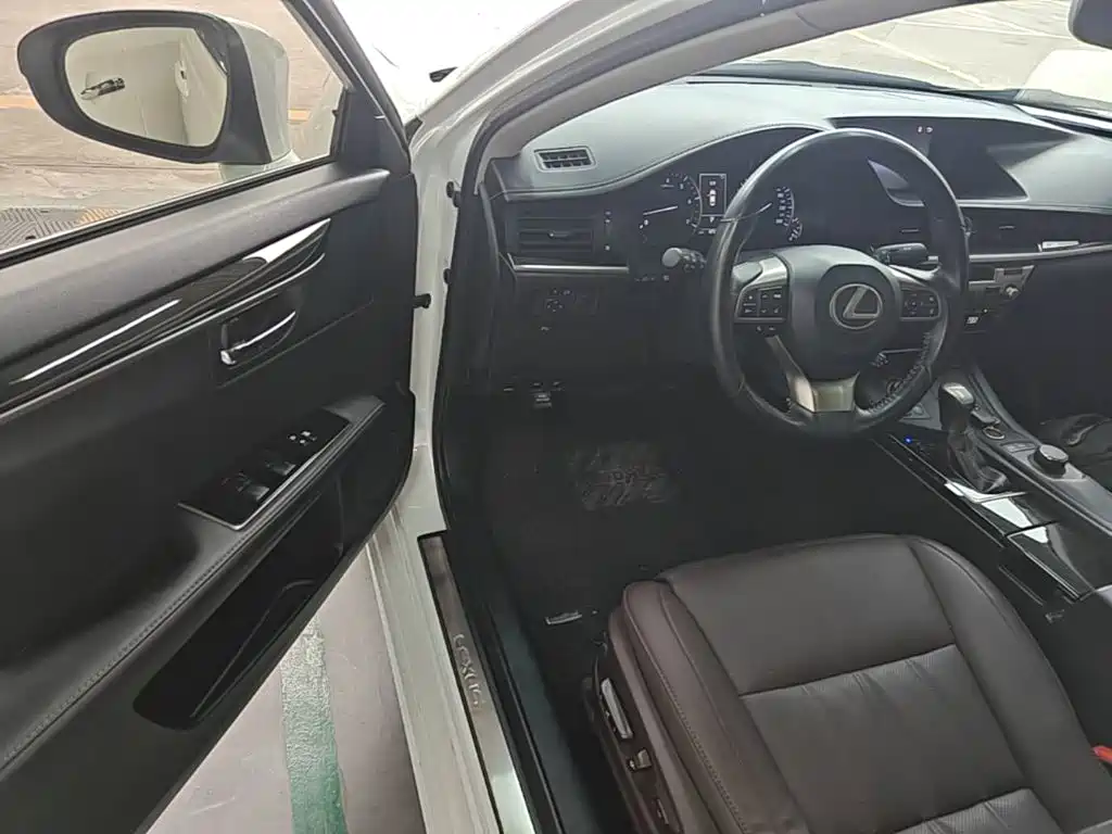 Фото 16 - Lexus ES