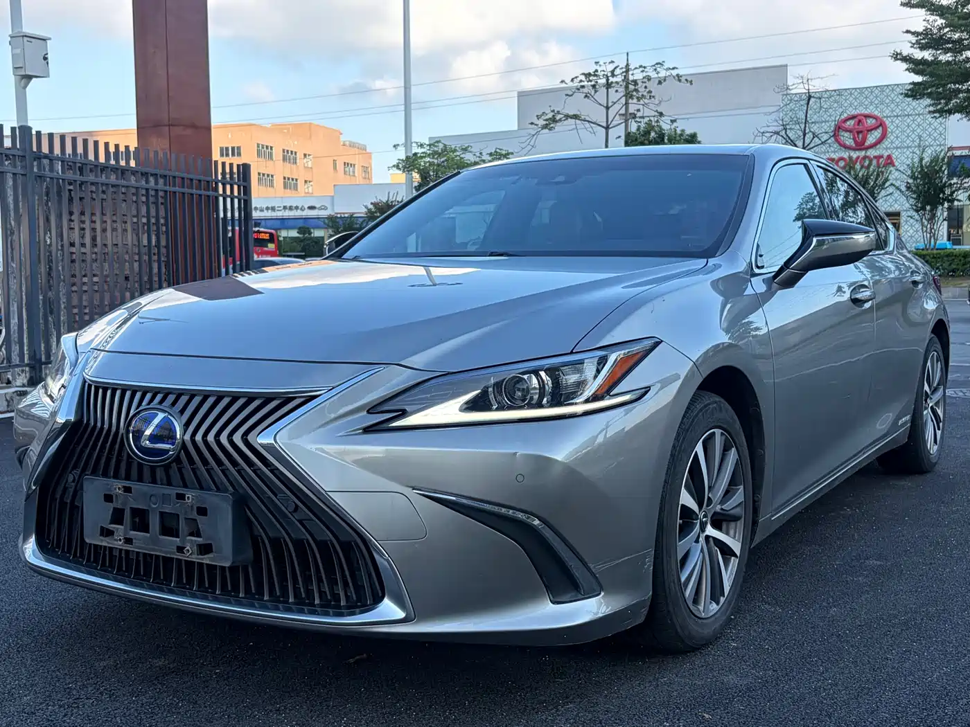 Фото 1 - Lexus ES