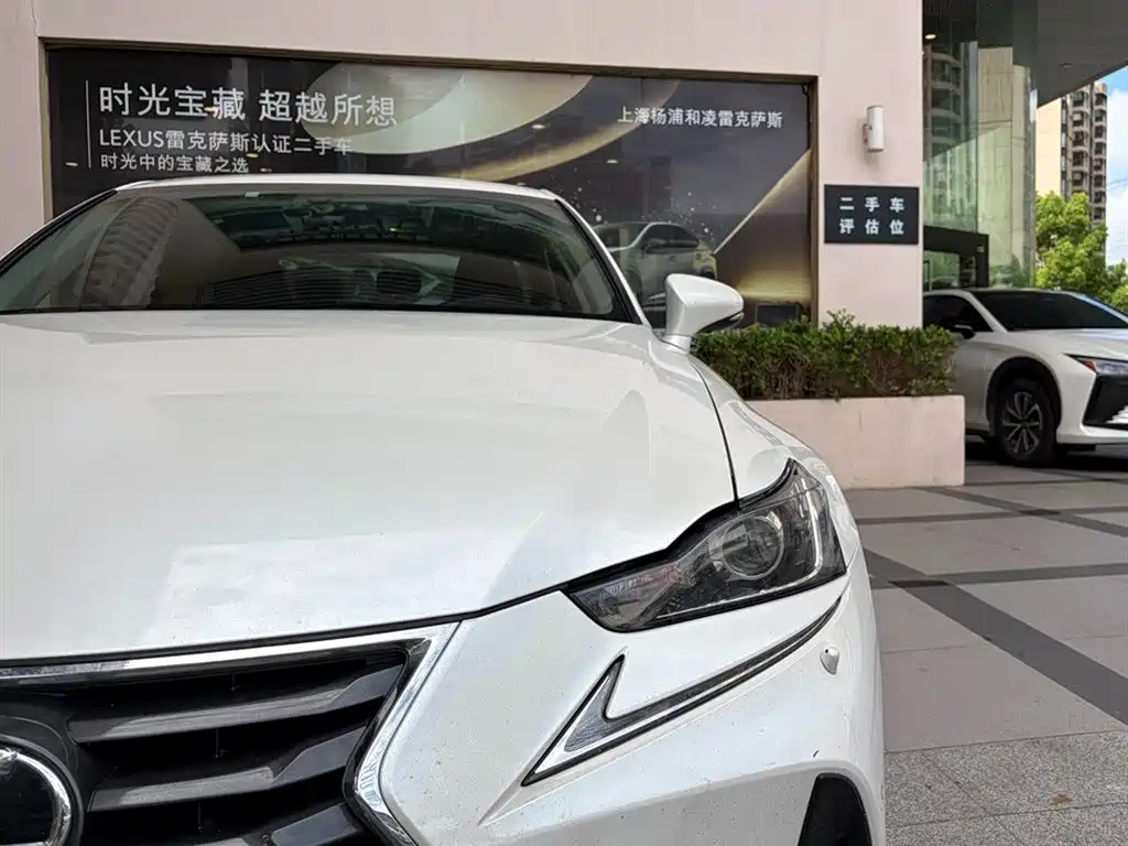Lexus IS 2017 2017 300 Leading Edition