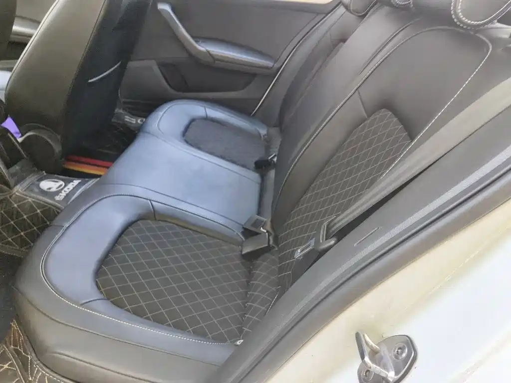 Škoda Skoda Rapid Spaceback 2018 1.6L Manual Comfort фото 12