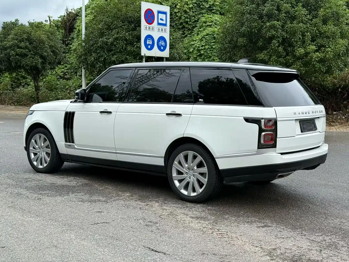 Photo 4 - Land Rover Range Rover
