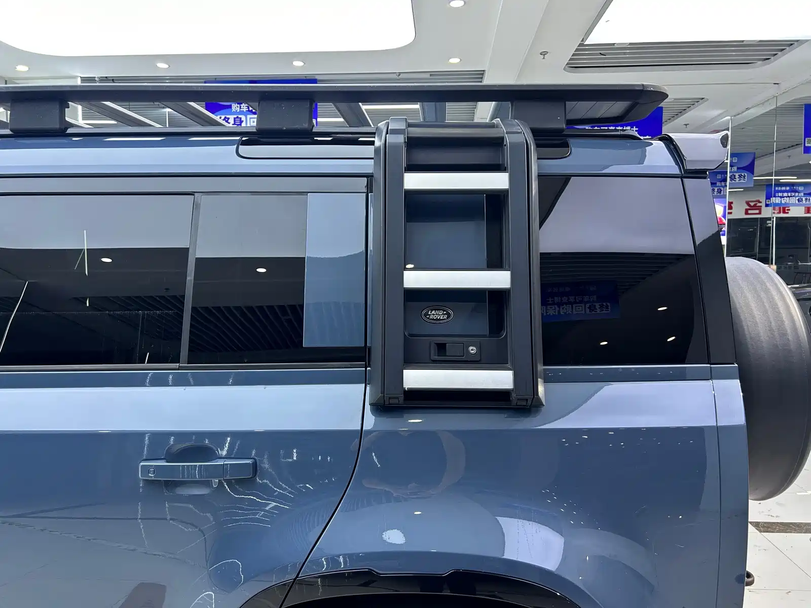 Photo 16 - Land Rover Defender