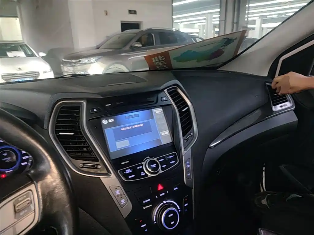 Hyundai Santa Fe 2015 2.4L Automatic 4WD Smart 5-seater фото 10