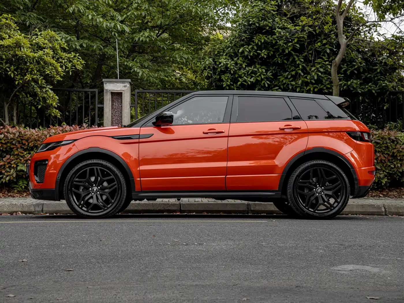 Land Rover Range Rover Evoque 2016 Model 2.0T Tilt Orange Limited Edition фото 3