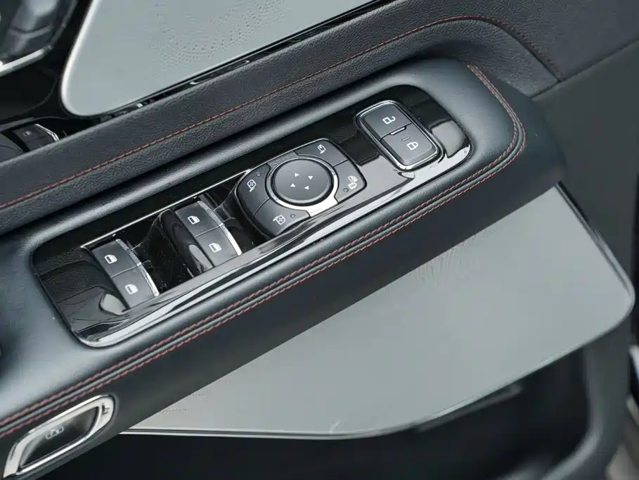 Фото 30 - Lincoln Aviator