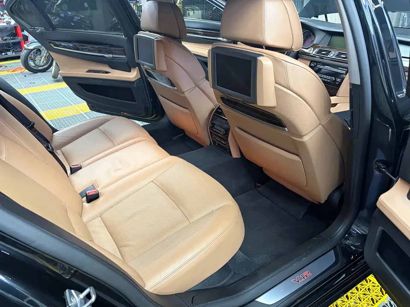 BMW 7 Series 2010 760Li фото 15