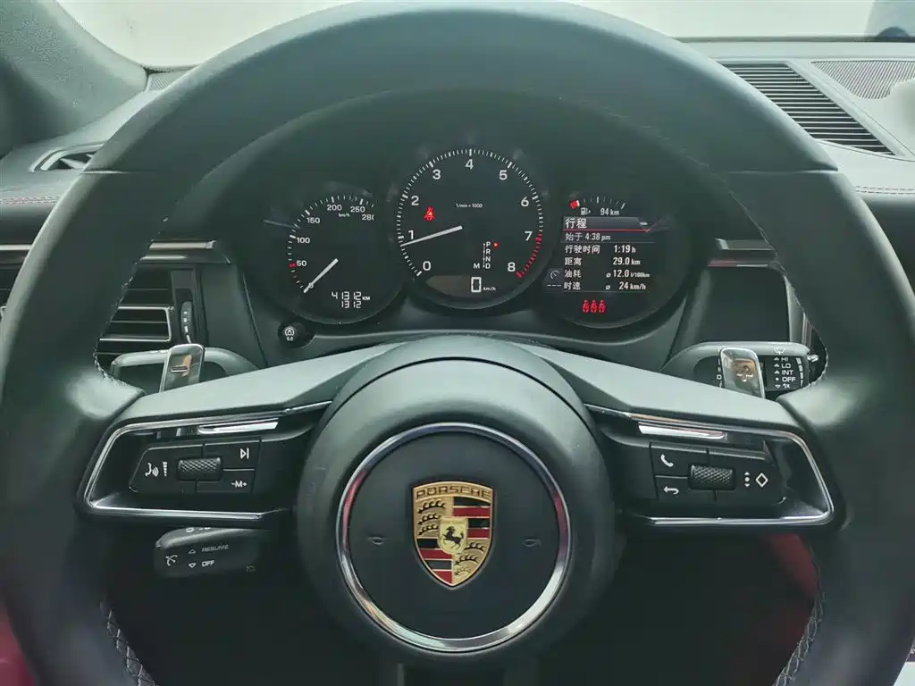 PORSCHE MACAN