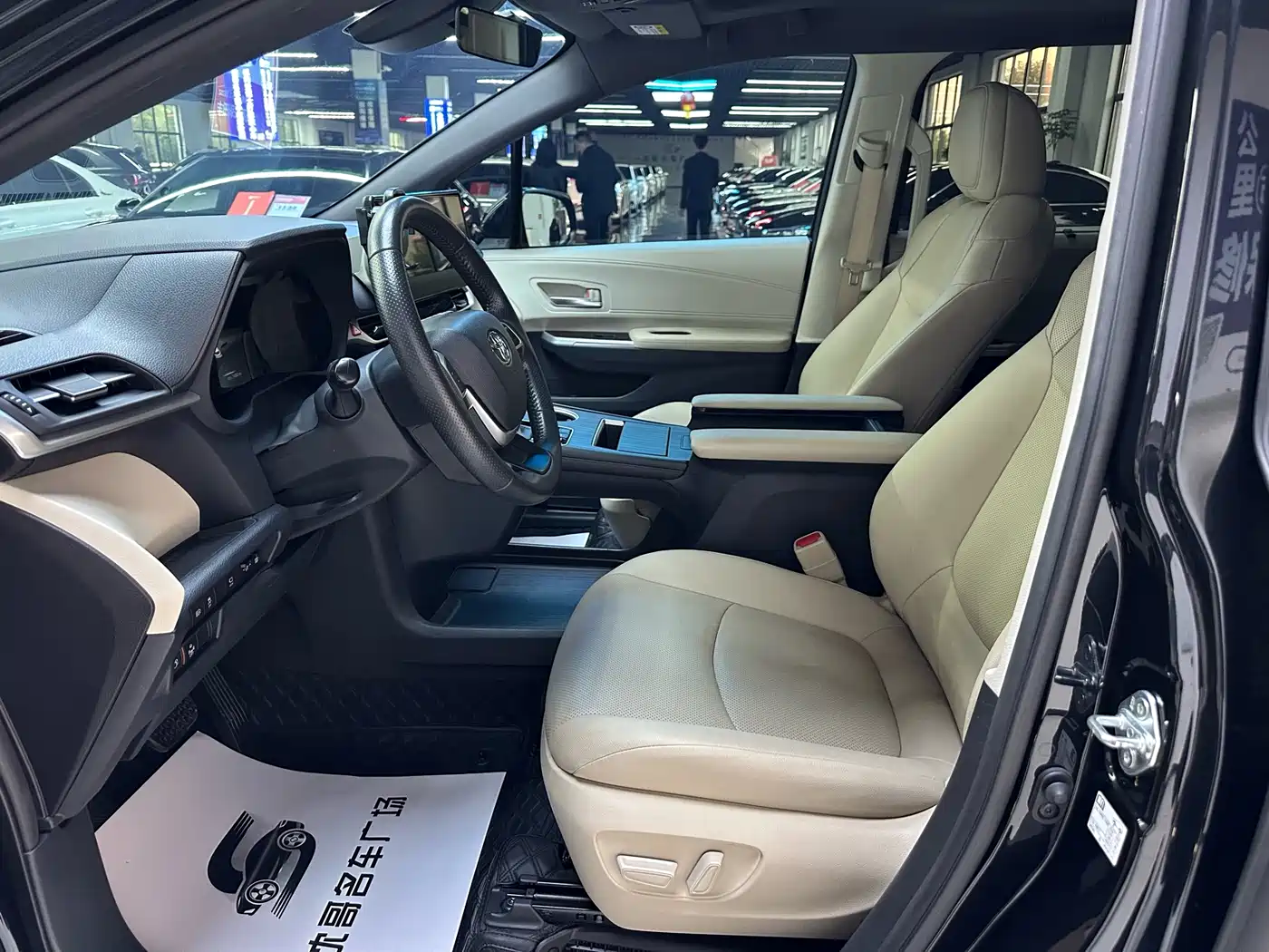 Toyota Granvia 2023 2.5L Hybrid Prestige PLUS Edition фото 4