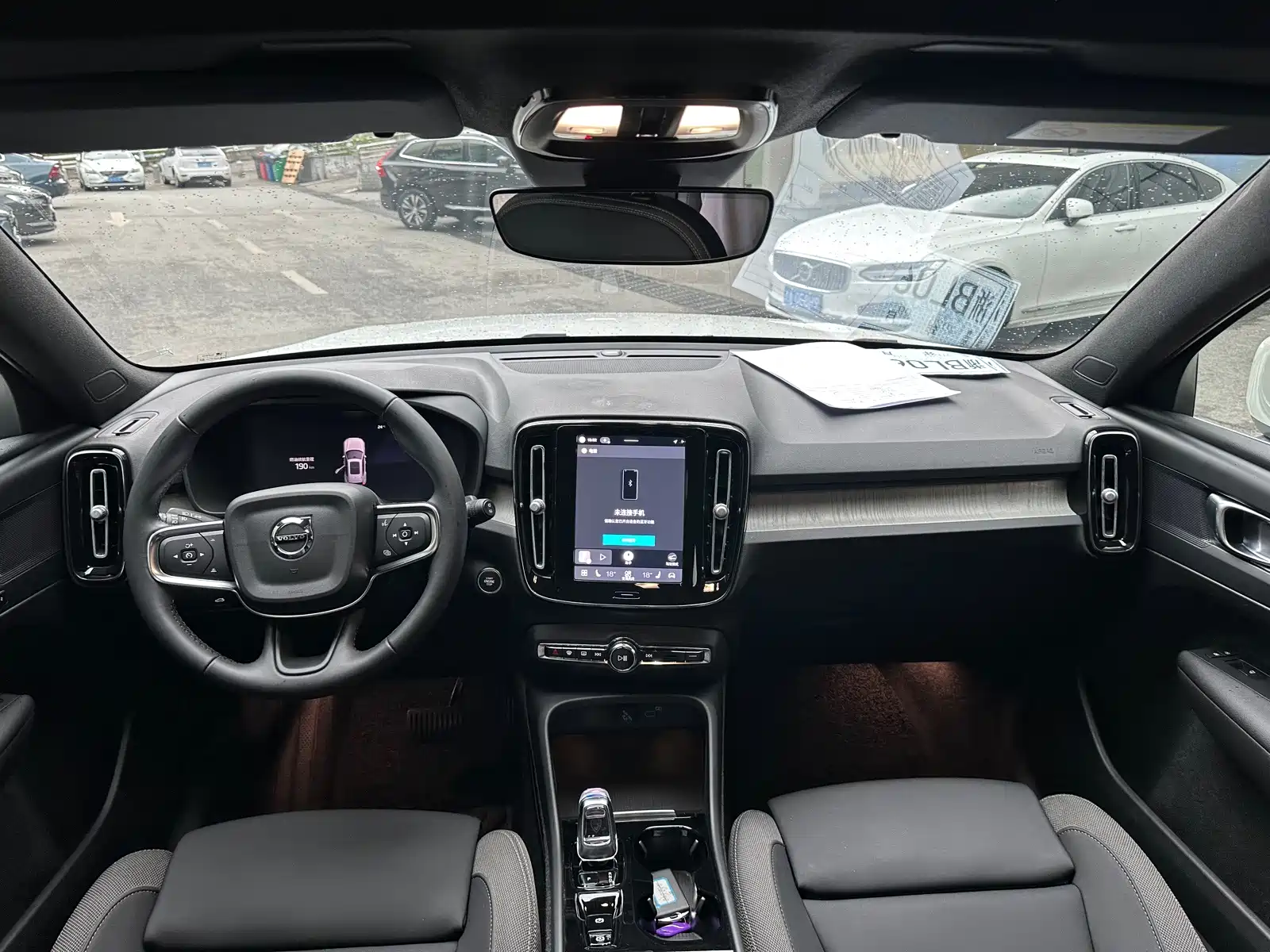 Фото 10 - Volvo XC40