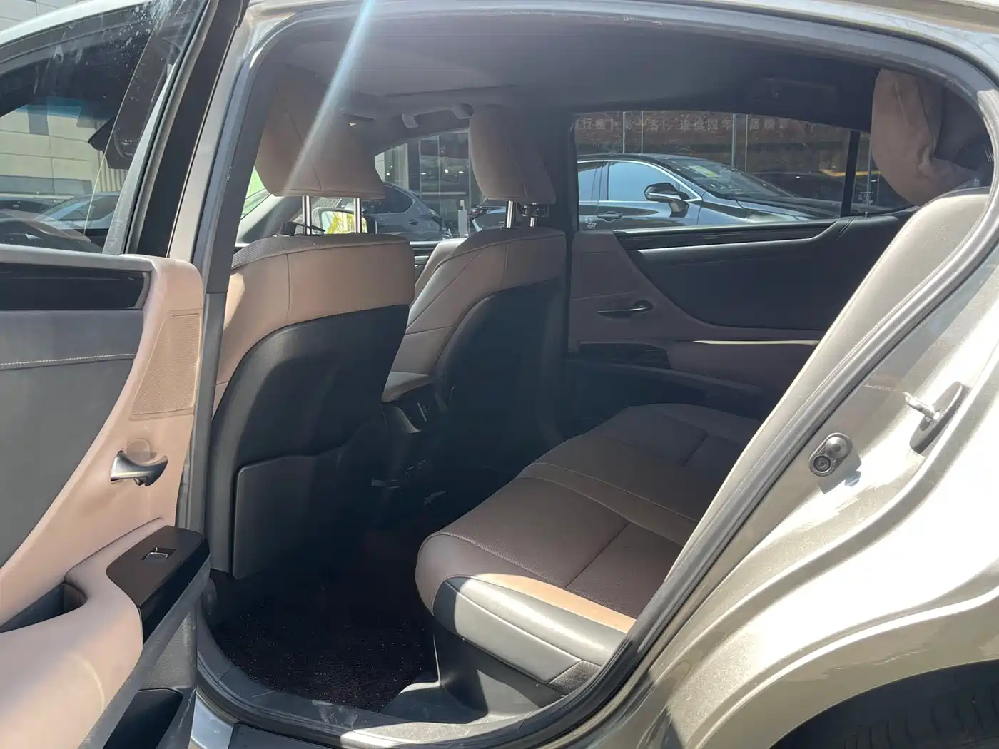 Lexus ES 2022 300h Excellence Edition фото 8