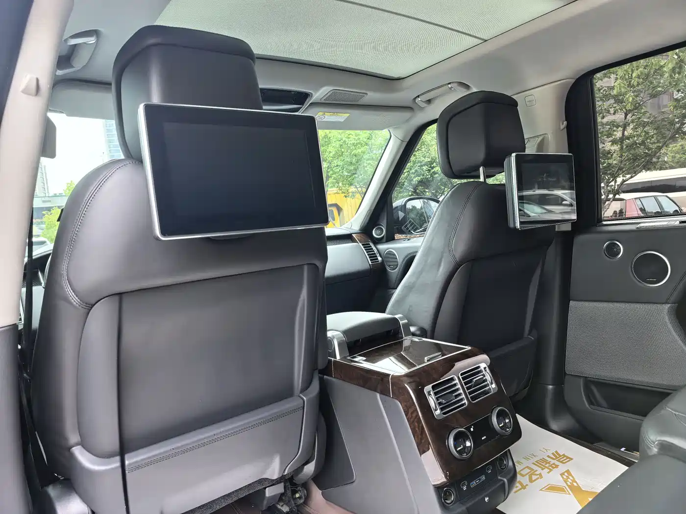 Land Rover Range Rover 2021 3.0 L6 Heritage Extended Classic Edition фото 9