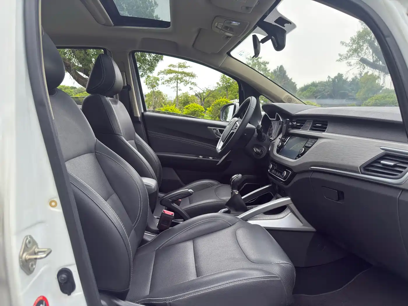 Фото 14 - Geely Vision X3