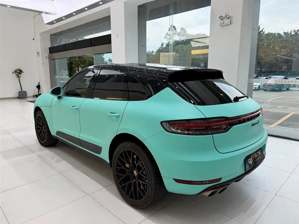 PORSCHE MACAN