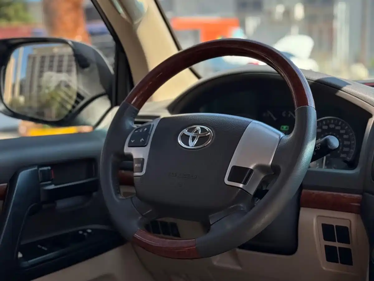 Toyota Land Cruiser (Import) 2015 2015 4.0L V6 Middle East Low Configuration Edition
