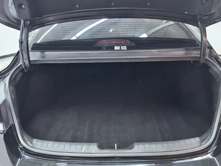 Hyundai Elantra 2021 1.5L CVT LUX Premium Edition фото 4