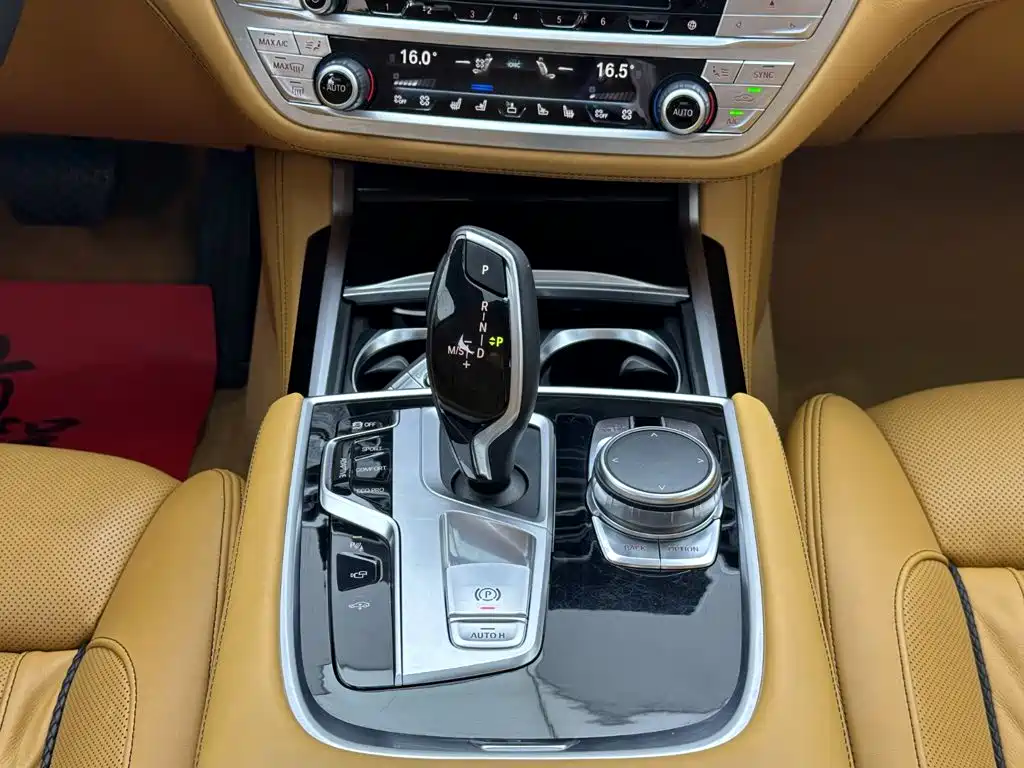 Фото 16 - BMW 7 Series