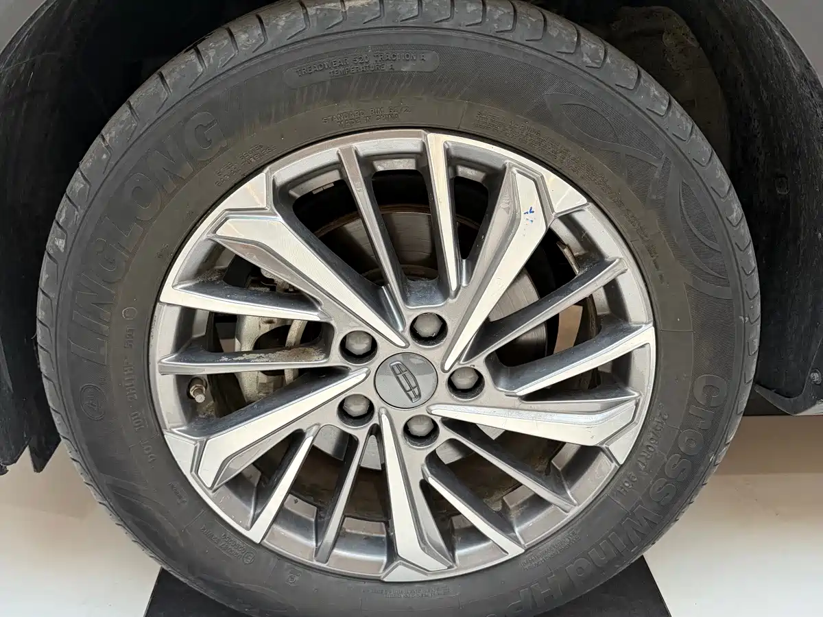 Фото 4 - Geely Coolray