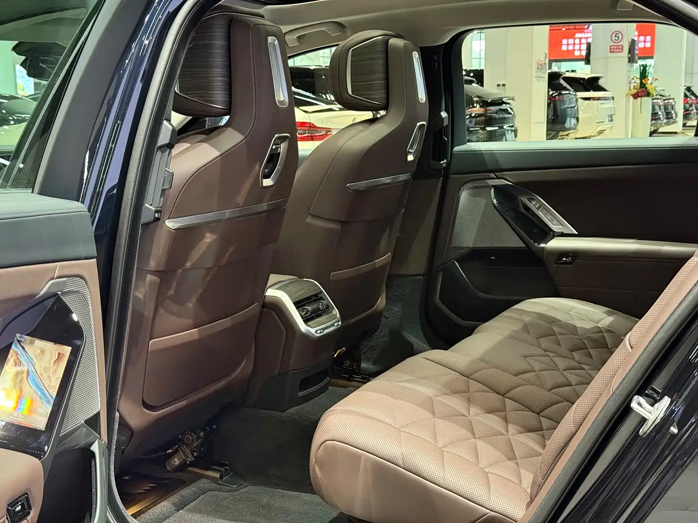 BMW 7 Series 2023 Model 740Li Leading M Sport Package фото 27